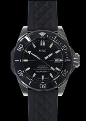 MWC 100atm / 3.280ft / 1000m waterbestendig duikhorloge in roestvrijstalen kast met heliumventiel op siliconen band / 100% Zwitsers gemaakt met een Sellita SW200 26 Jewel automatisch uurwerk