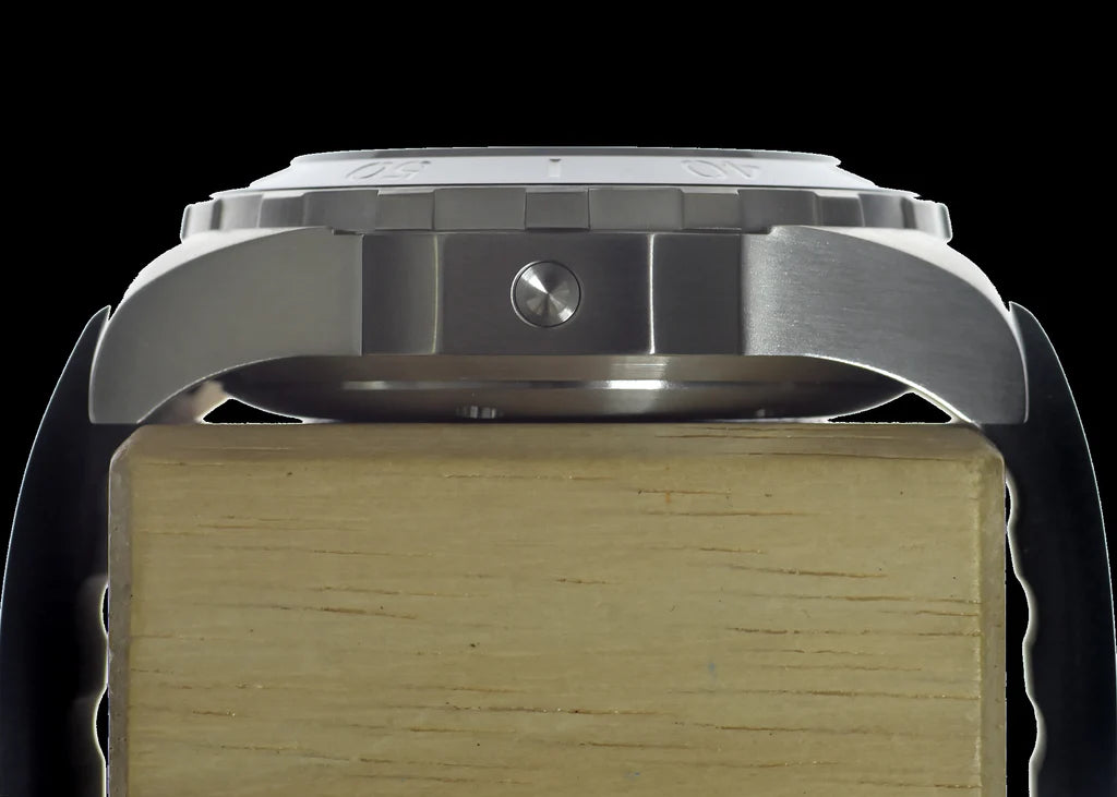 MWC 100atm / 3.280ft / 1000m waterbestendig duikhorloge in roestvrijstalen kast met heliumventiel op siliconen band / 100% Zwitsers gemaakt met een Sellita SW200 26 Jewel automatisch uurwerk