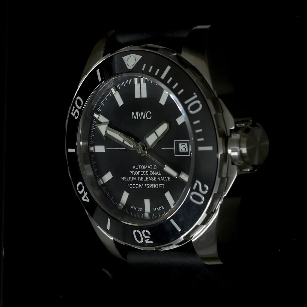 MWC 100atm / 3.280ft / 1000m waterbestendig duikhorloge in roestvrijstalen kast met heliumventiel op siliconen band / 100% Zwitsers gemaakt met een Sellita SW200 26 Jewel automatisch uurwerk