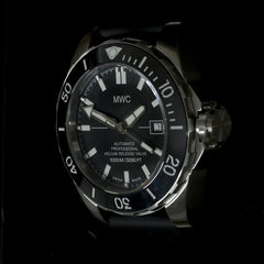 MWC 100atm / 3.280ft / 1000m waterbestendig duikhorloge in roestvrijstalen kast met heliumventiel op siliconen band / 100% Zwitsers gemaakt met een Sellita SW200 26 Jewel automatisch uurwerk