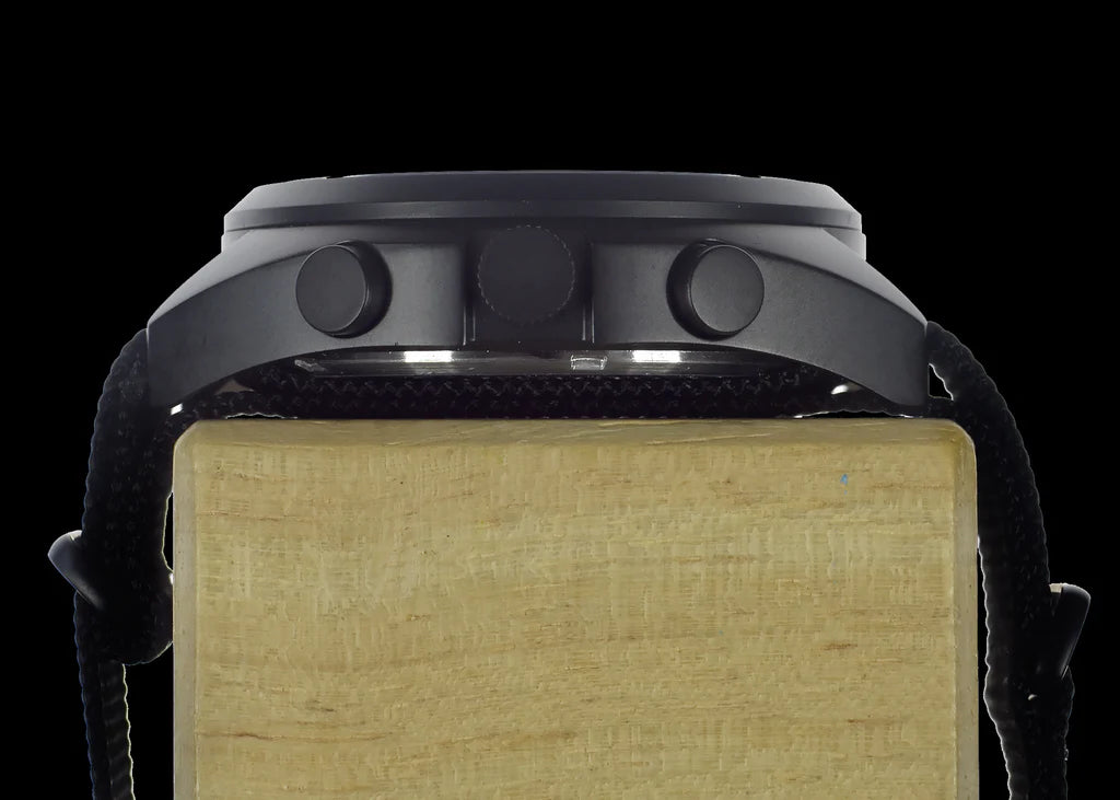 MWC Mechanisch/Quartz Hybride NATO Patroon Militaire Piloten Chronograaf in Niet Reflecterende Zwarte PVD Afwerking met Saffier Kristal