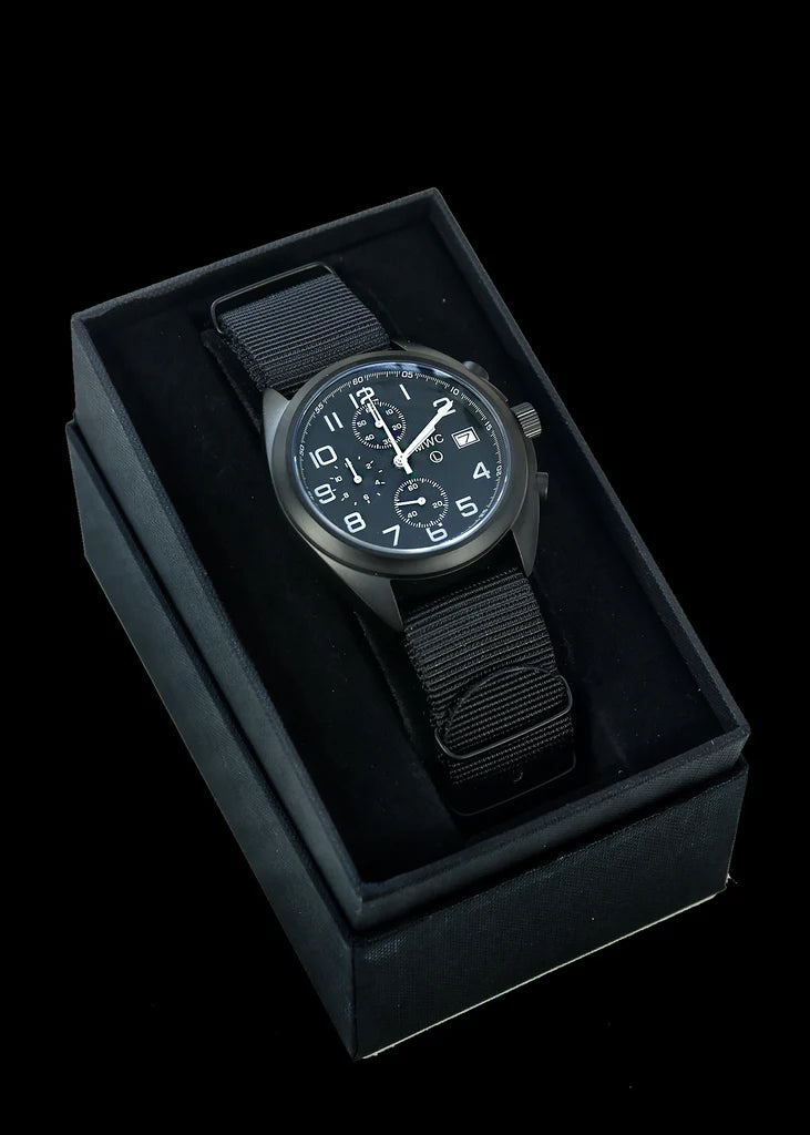 MWC Mechanisch/Quartz Hybride NATO Patroon Militaire Piloten Chronograaf in Niet Reflecterende Zwarte PVD Afwerking met Saffier Kristal