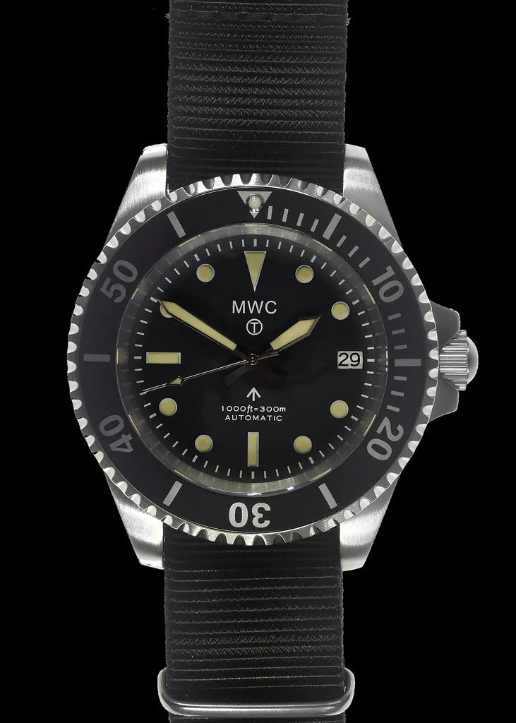 MWC 24 juwelen 1982 patroon 300 m automatisch militair duikershorloge met saffierglas op een NAVO-riem (datumversie)