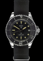 MWC 24 juwelen 1982 patroon 300 m automatisch militair duikershorloge met saffierglas op een NAVO-riem (datumversie)
