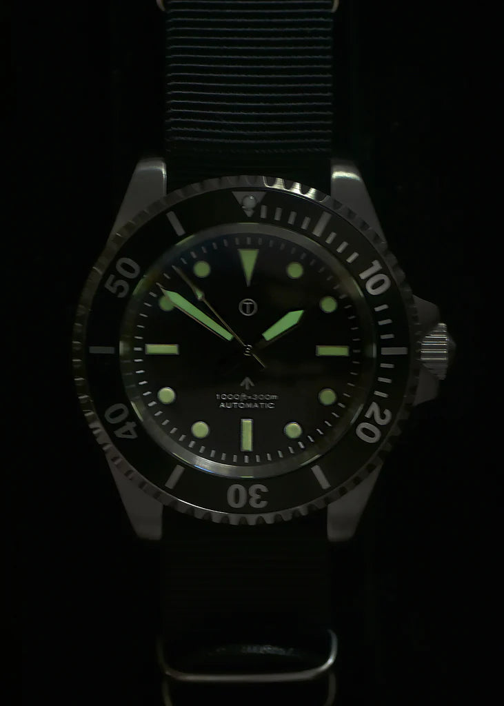 MWC 24 Jewel 1982 Pattern 300m Automatisch Militair Duikershorloge met Saffier Kristal op een NAVO Webbing Band (Met Datum)
