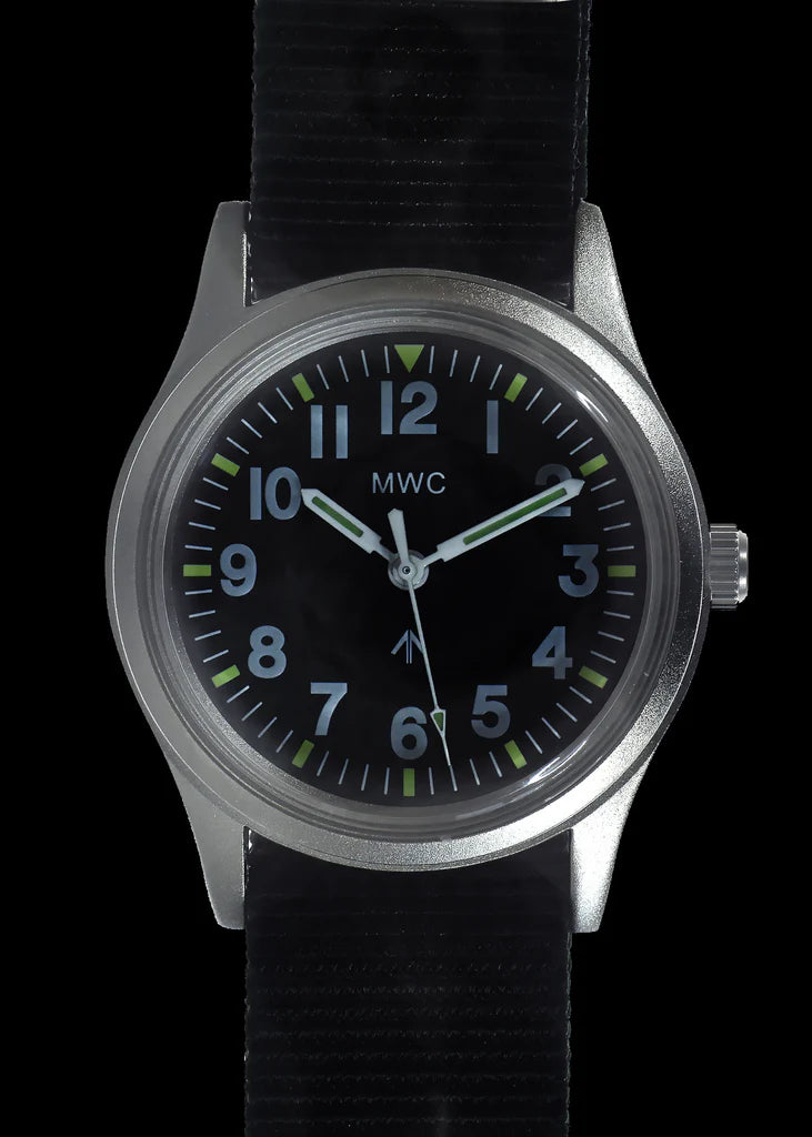 MWC Classic 1960s/70s Europees patroon militair horloge op een zwarte militaire webbing band