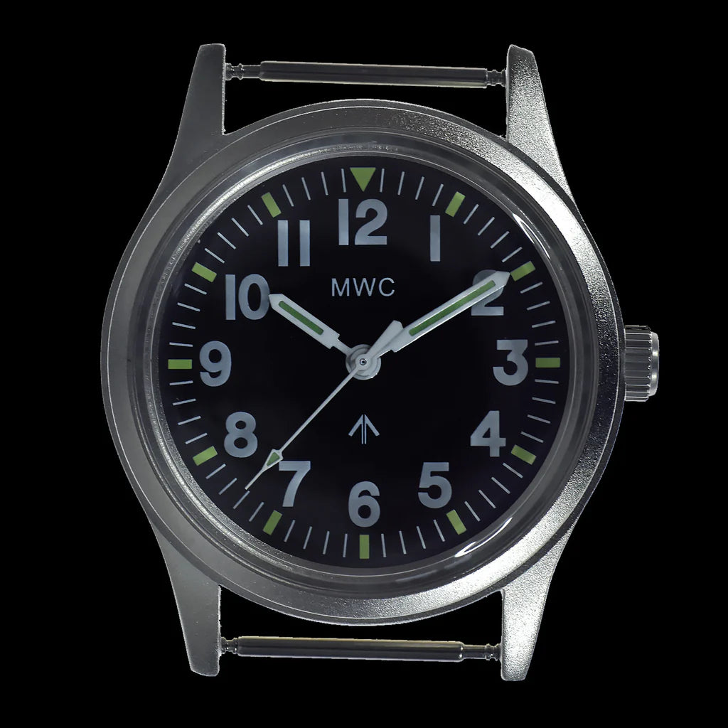 MWC Classic 1960s/70s Europees patroon militair horloge op een zwarte militaire webbing band