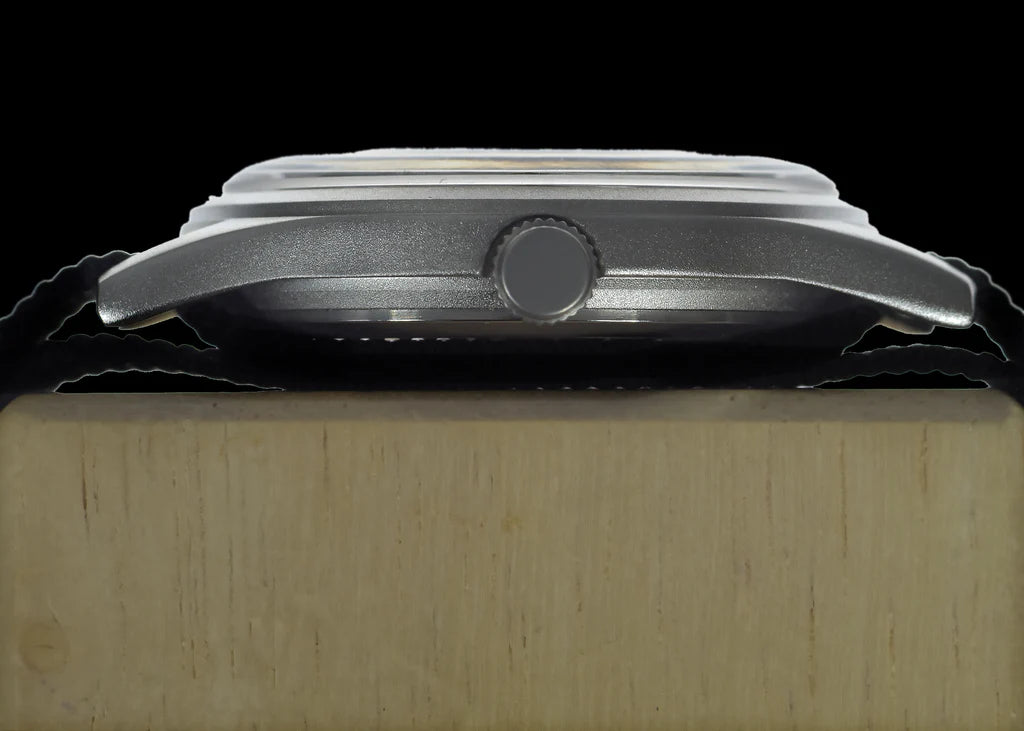MWC Classic 1960s/70s Europees patroon militair horloge op een zwarte militaire webbing band
