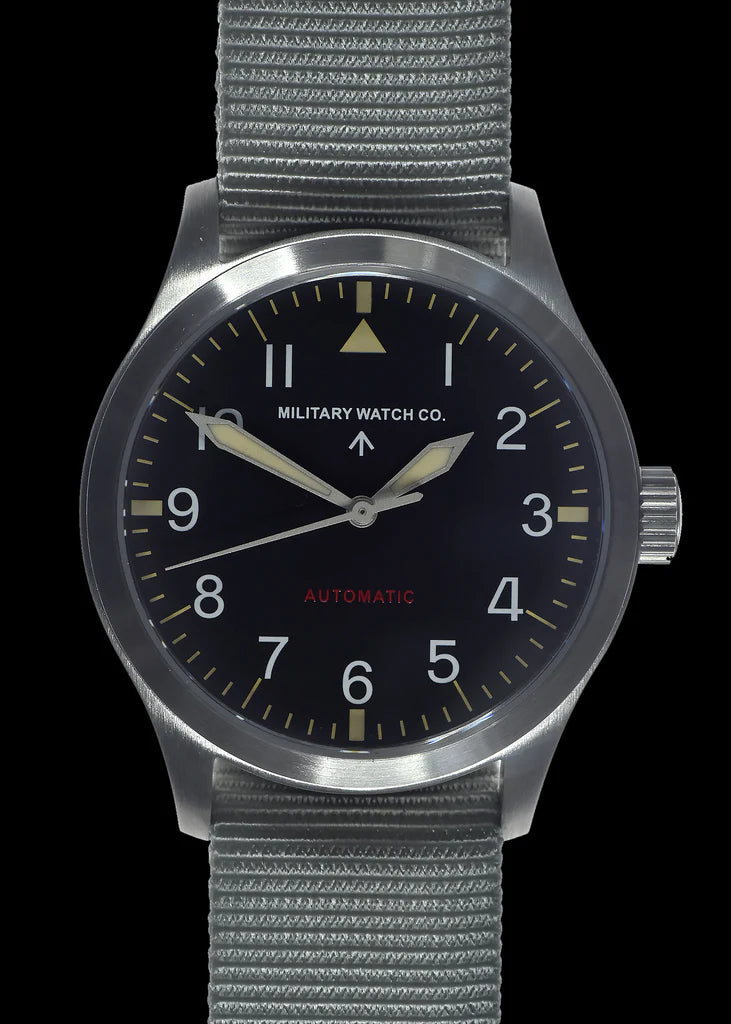 Limited Edition remake van ons Mk III militaire horloge uit 1979 met 100 meter waterbestendigheid, automatisch uurwerk met 24 juwelen en saffierglas