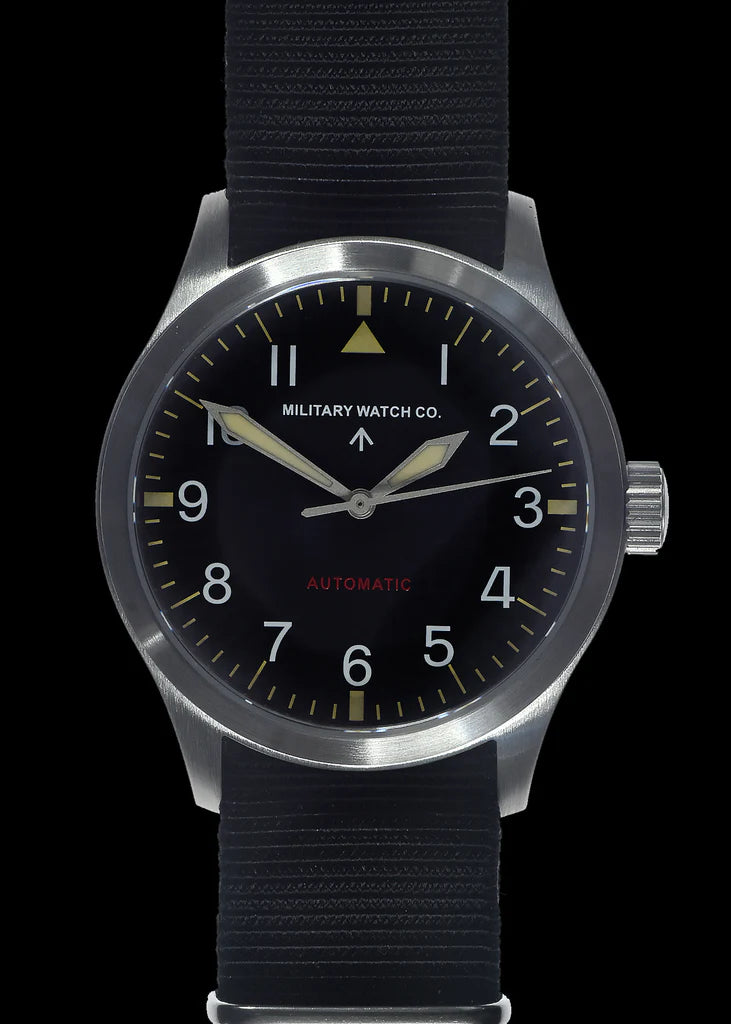 Limited Edition remake van ons Mk III militaire horloge uit 1979 met 100 meter waterbestendigheid, automatisch uurwerk met 24 juwelen en saffierglas