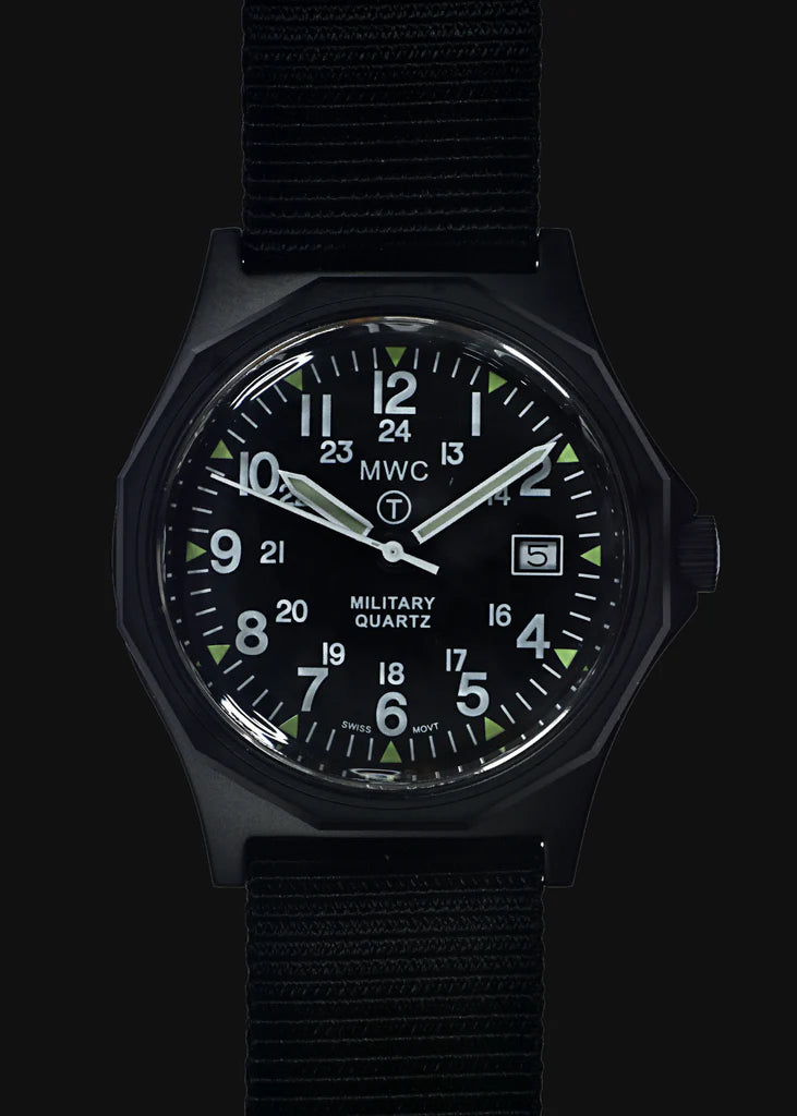 MWC G10 - Remake van het horloge uit de serie 1982 tot 1999 in zwart PVD-staal met 12/24 NATO-wijzerplaatpatroon, plexiglaskristal en batterijklep