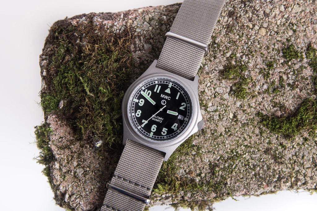 MWC G10 50m (165ft) waterbestendig NATO-patroon militair horloge met satijnen kastafwerking, vaste bandstaven en 60 maanden batterijduur