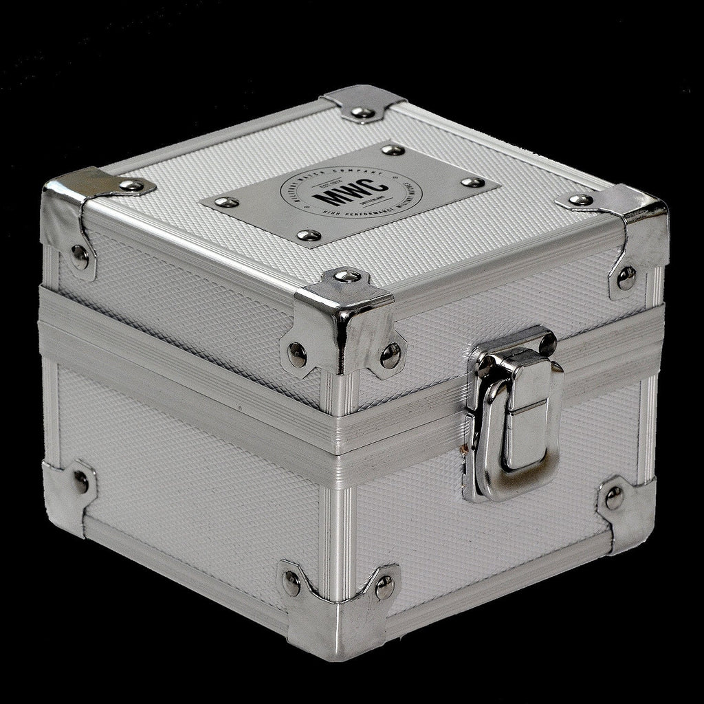 MWC 100atm / 3.280ft / 1000m waterbestendig duikhorloge in roestvrijstalen kast met heliumventiel op siliconen band / 100% Zwitsers gemaakt met een Sellita SW200 26 Jewel automatisch uurwerk
