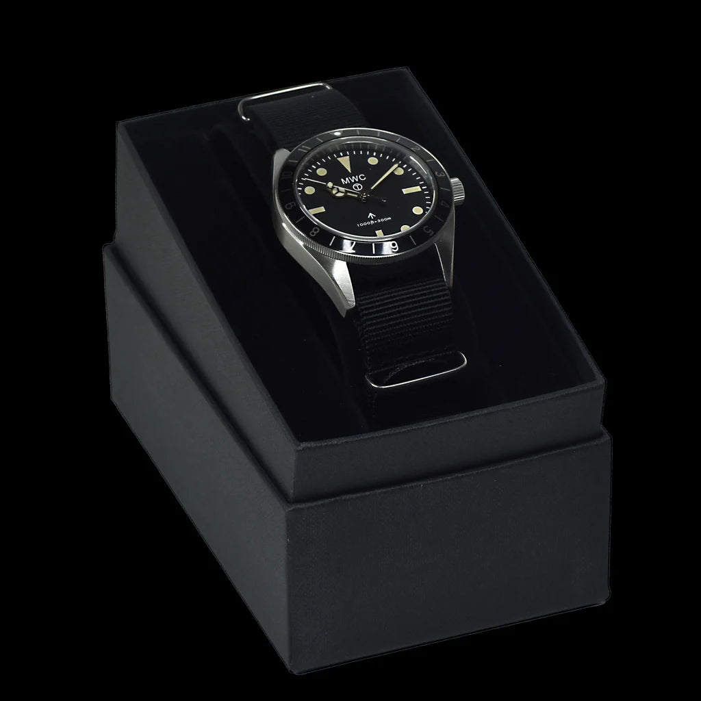 MWC Classic 1960s Pattern Dual Time Zone Divers Watch met Retro Luminova-verf en een hybride mechanisch/quartz-uurwerk
