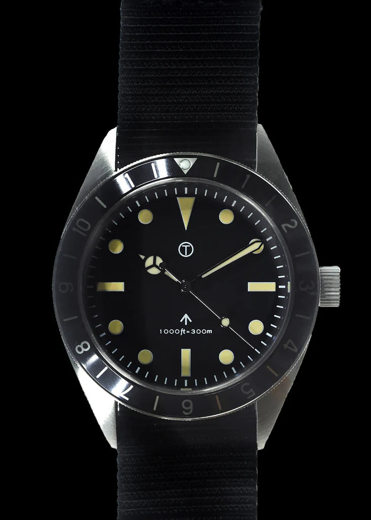 MWC Classic 1960s Pattern Dual Time Zone Divers Watch met Retro Luminova-verf en een hybride mechanisch/quartz-uurwerk