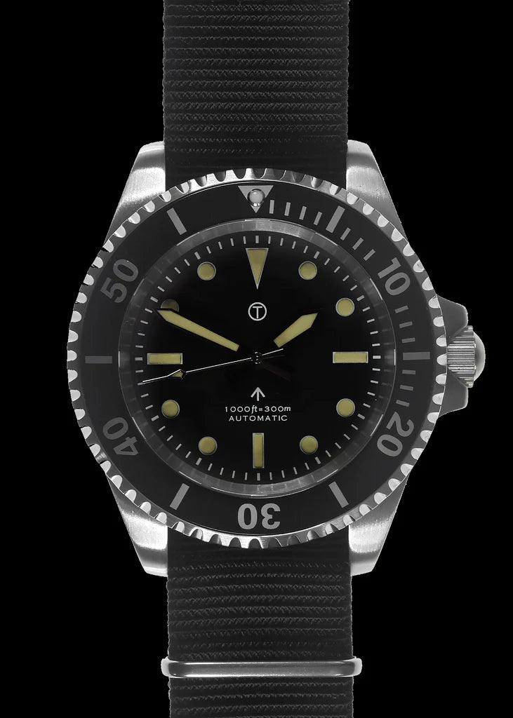 MWC 24 Jewel 1982 Pattern 300m Automatisch Militair Duikershorloge met Saffier Kristal op een NAVO Webbing Band (Niet Datum Versie)