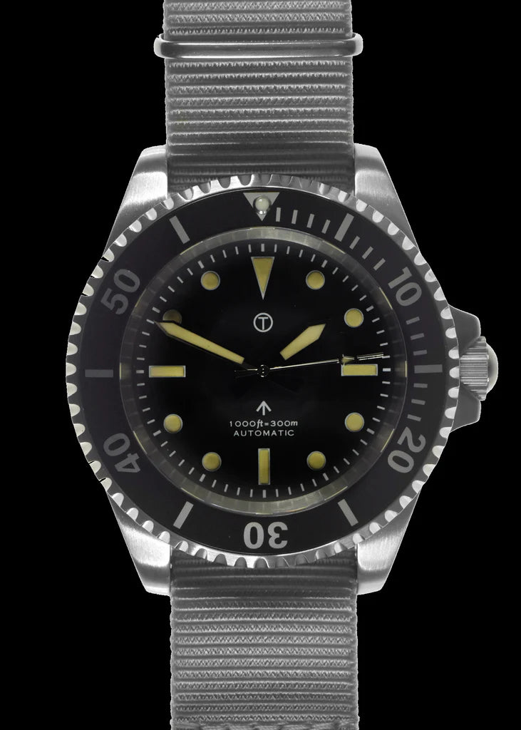 MWC 24 Jewel 1982 Pattern 300m Automatisch Militair Duikershorloge met Saffier Kristal op een NAVO Webbing Band (Niet Datum Versie)