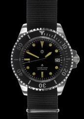 MWC 21 Jewel 1980s patroon 300m automatisch militair duikhorloge met saffierglas en een zwarte en grijze NATO-band