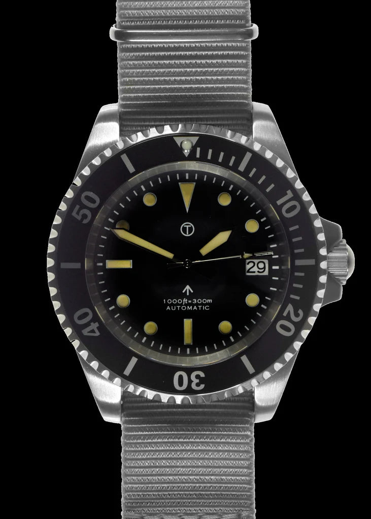 MWC 21 Jewel 1980s patroon 300m automatisch militair duikhorloge met saffierglas en een zwarte en grijze NATO-band