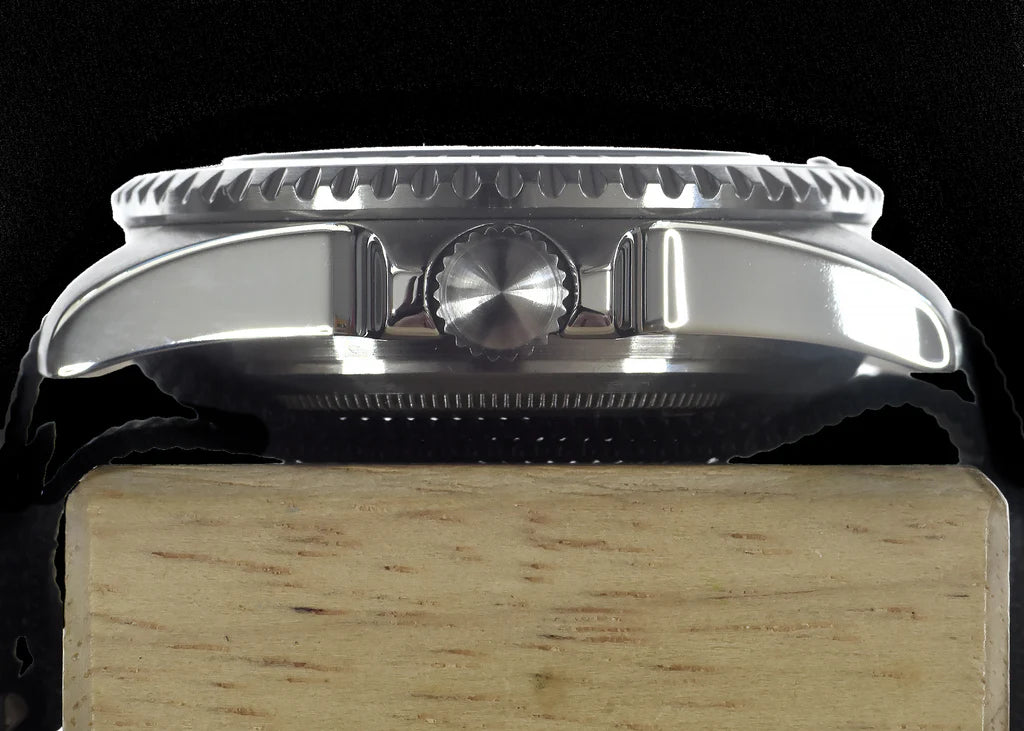 MWC 24 Jewel 1982 Pattern 300m Automatisch Militair Duikershorloge met Saffier Kristal op een NAVO Webbing Band (Met Datum)