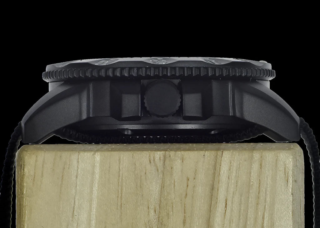 MWC P656 Nieuwste Model Titanium Tactical Series Horloge met ingetogen wijzerplaat, GTLS Tritium en Tien Jaar Batterijduur (Niet-Datum Versie)