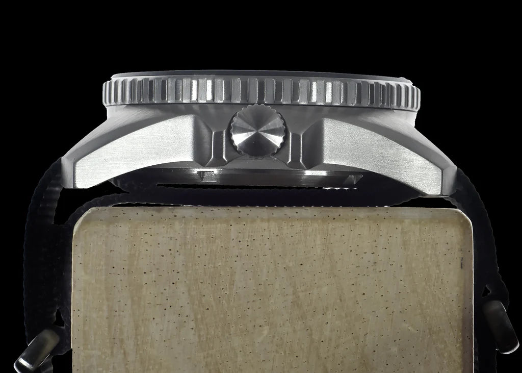 MWC Heavy Duty 300m militair duikhorloge in roestvrijstalen kast (kwarts) met saffierglas en keramische lunette (massieve staafversie)