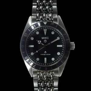 MWC Classic 1960s Pattern Dual Time Zone Divers Watch met Luminova-verf en een hybride mechanisch/quartz-uurwerk op bijpassende armband