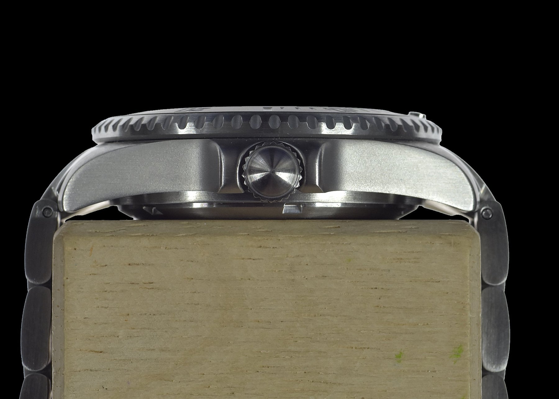 MWC 300m Militair Quartz Divers Horloge with Tritium GTLS and Sapphire Crystal on Matching Bracelet – Authentiek Militair Design