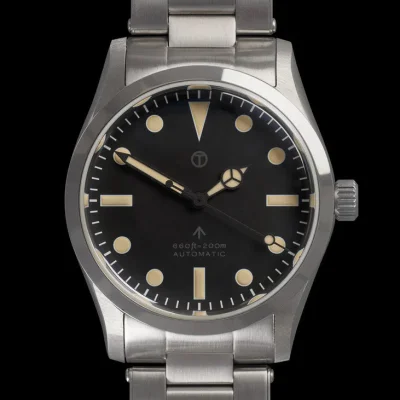 MWC Classic 1950s/1960s patroon 25 juwelen automatisch militair horloge met 200m waterbestendigheid, retro lichtgevende verf, saffierglas en 1960s patroon armband – gloednieuw ex-fotografisch en promotiehorloge verlaagd