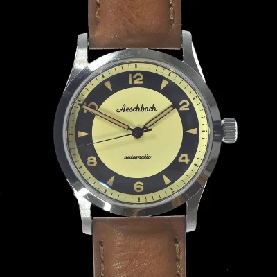 Aeschbach 1957 Premium 25 Juwelen Automatisch Horloge met Retro Wijzerplaat en Kalfsleren band.