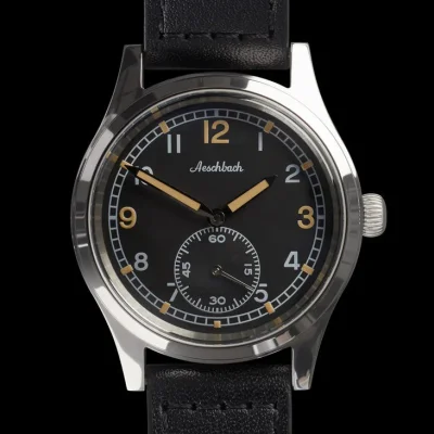 Aeschbach WW2-model Duitse Wehrmacht & Luftwaffe Dienstuhr (leger-/luchtmachtdiensthorloge) met een 24-juwelen Zwitsers Sellita SW216-uurwerk en een gewelfd vintage saffierglas