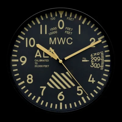 MWC wandklok met retro patroon wijzerplaat en stil kwartsuurwerk met geveegde secondewijzer (ca. 22