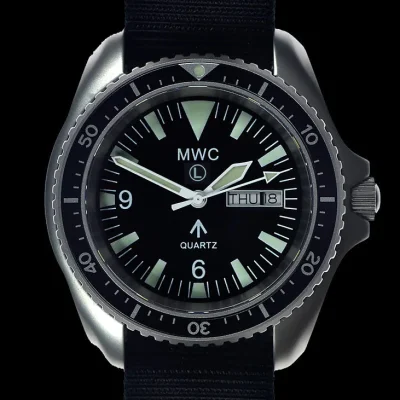 MWC 1999-2001 patroon Quartz dag/datum militair duikhorloge met roestvrijstalen kast en saffierglas