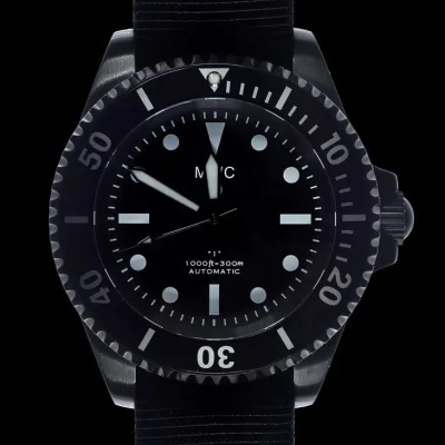 MWC 24 juwelen 1982 patroon 300m automatisch militair duikershorloge in zwart PVD met een saffierglas op een NAVO-riem (versie zonder datum)