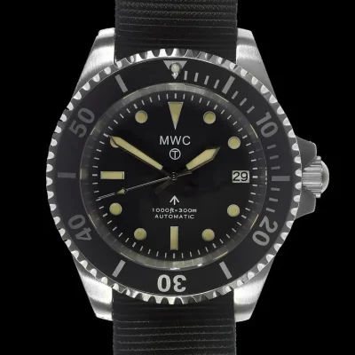 MWC 24 juwelen 1982 patroon 300 m automatisch militair duikershorloge met saffierglas op een NAVO-riem (datumversie)