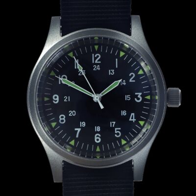 GG-W-113 U.S 1960s Pattern 100m/330ft Water Resistant Automatic Militair Horloge with Shatter and Scratch Resistant Sapphire Box Crystal on Matching Retro Stainless Steel “Bonklip” Bracelet with an Additional Webbing Strap – Authentiek Militair Design