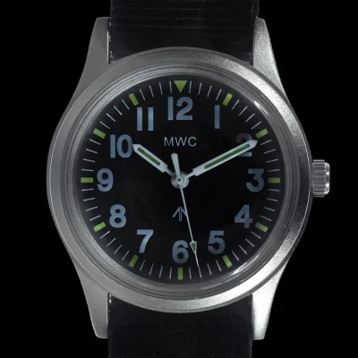 MWC Classic 1960s/70s Europees patroon militair horloge op een zwarte militaire webbing band