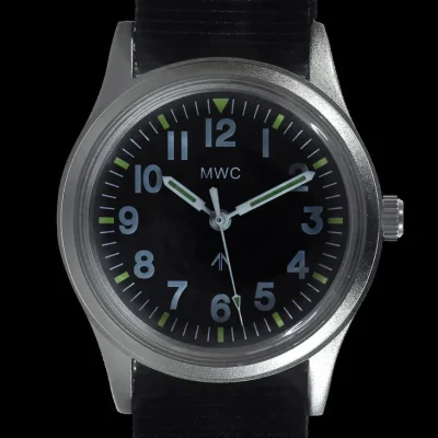 MWC Classic 1960s/70s Europees patroon militair horloge op een zwarte militaire webbing band