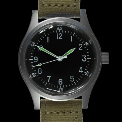 A-11 1940s WOII Pattern Automatic 100m/330ft Water Resistant Militair Horloge With Shatter and Scratch Resistant Box Sapphire Crystal on Matching Retro “Bonklip” Pattern Bracelet with an Additional Canvas Strap – Authentiek Militair Design