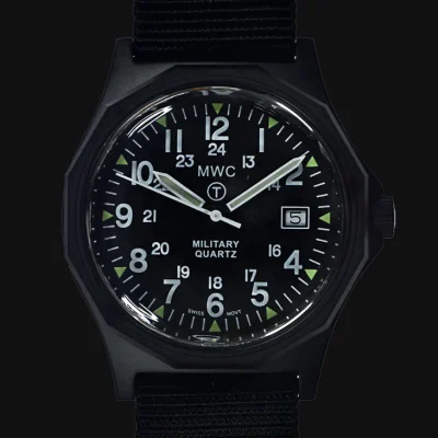 MWC G10 - Remake van het horloge uit de serie 1982 tot 1999 in zwart PVD-staal met 12/24 NATO-wijzerplaatpatroon