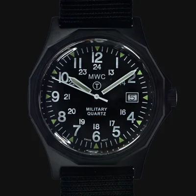 MWC G10 – Remake van het horloge uit de serie 1982 tot 1999 in zwart PVD-staal met 12/24 NATO-wijzerplaatpatroon, plexiglaskristal en batterijklep