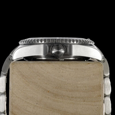 MWC 24 Jewel 300m Automatic Militair Divers Horloge with Sapphire Crystal and Ceramic Bezel on a Steel Bracelet – Authentiek Militair Design