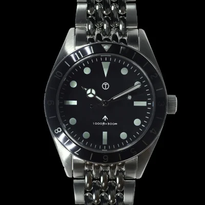 MWC Classic 1960s Pattern Dual Time Zone Divers Watch met Luminova en een hybride mechanisch/quartz uurwerk op een bijpassende stalen band