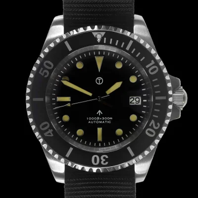 MWC 21 Jewel 1980s patroon 300m automatisch militair duikhorloge met saffierglas en een zwarte en grijze NATO-band