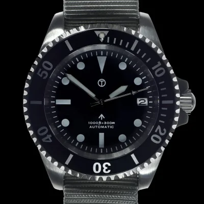 MWC 24 Jewel 1982 Pattern 300m Automatisch Militair Duikershorloge met Saffier Kristal op een NAVO Webbing Band (Met Datum)